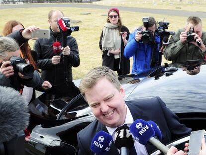 El primer ministro Sigmundur David Gunnlaugsson habla con la prensa a las puertas de la residencia del presidente.