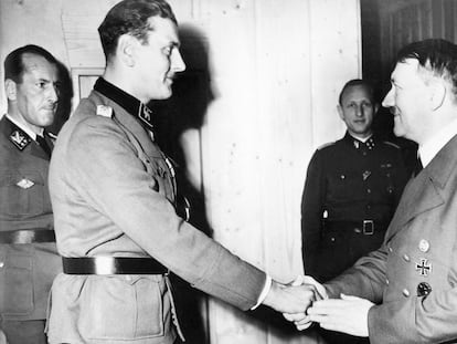 Skorzeny saluda a Hitler en 1943, tras la operación en la que liberó a Mussolini.