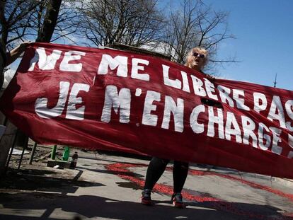 Manifestantes en París con el lema: "No me liberen, yo cuido de mí misma".
