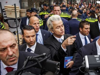 El ultraderechista Wilders acude a votar. / REMKO DE WAAL (EFE)