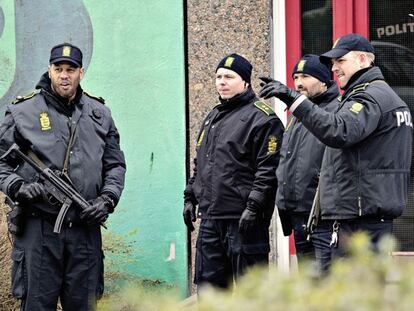 Policías daneses durante un registro en un apartamento en Ishoej.