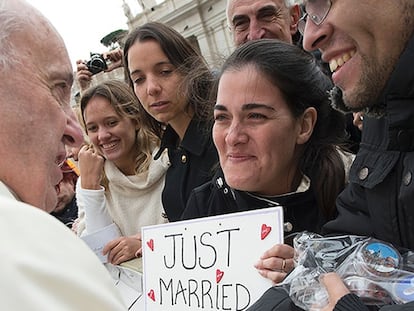 O Papa junto a um casal recém casado no Vaticano.