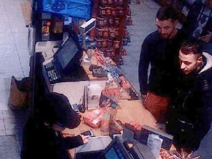 Salah Abdeslam (d), y Mohamed Abrini (i) en una estación de servicio dos días antes de los atentados de París.