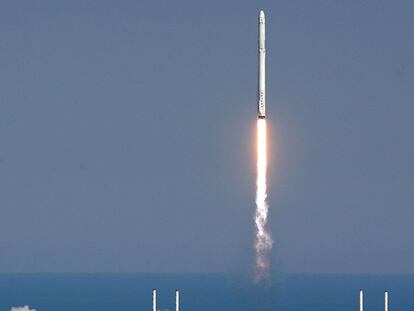 El cohete Falcon 9 durante su despegue en el Centro Espacial Kennedy.