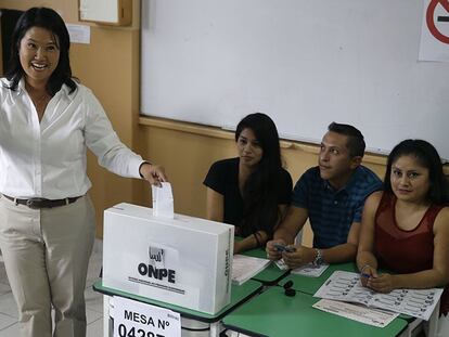 Keiko Fujimori vota en un colegio de Lima.