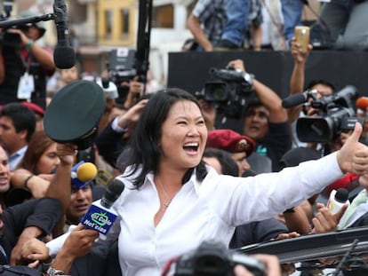 La candidata de Fuerza Popular, Keiko Fujimori, este domingo tras haber votado en un colegio electoral de Lima. Ernesto Arias EFE