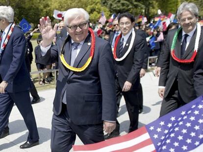 El ministro de Exteriores alemán, Frank-Walter Steinmeier y el secretario de Estado de EE UU, John Kerry, visitan el parque en el que se rinde tributo a las víctimas de Hiroshima.