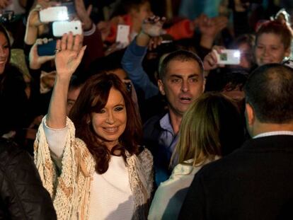 Una multitud recibió a la expresidenta argentina en Buenos Aires.