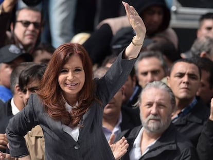 La expresidenta Cristina Fernández de Kirchner saluda a la multitud tras declarar ante un juez.