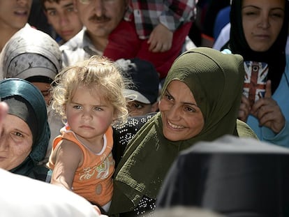 El Papa saluda a refugiados en Moria.