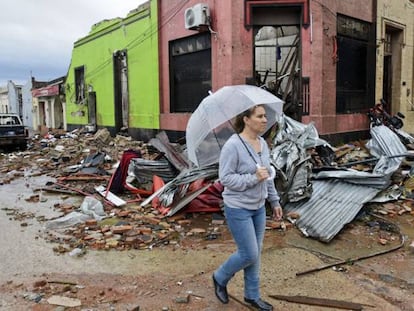 Una mujer camina por Dolores tras el paso del tornado. Matilde Campodonico (AP)