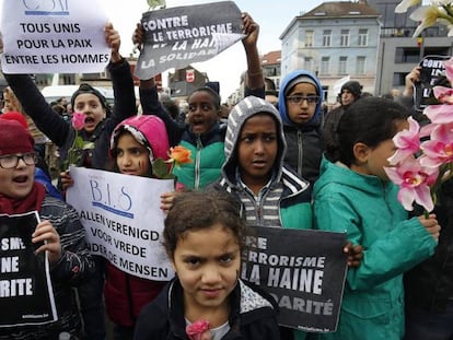 Niños del barrio de Molenbeek, durante la manifestación. JULIEN WARNAND EFE