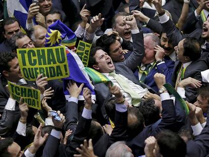 Congresista celebran la votación contra Dilma Rousseff.