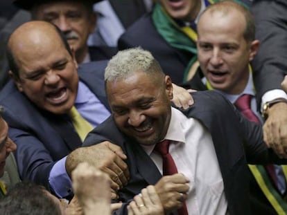 Impeachment Dilma Diputados conmemoran el "sí" del diputado Tirica. UESLEI MARCELINO REUTERS