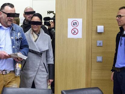 Lutz Bachmann (izquierda), cofundador del movimiento xenófobo Pegida llega acompañado de su mujer y con gafas oscuras a un juzgado de Dresde. POOL REUTERS