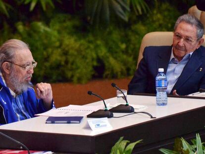 Fidel y Raúl Castro durante la clausura del congreso.