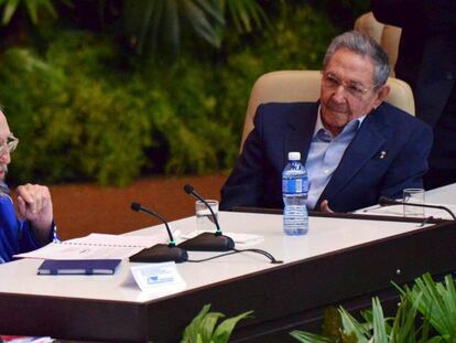 Fidel y Raúl Castro durante la clausura del congreso.