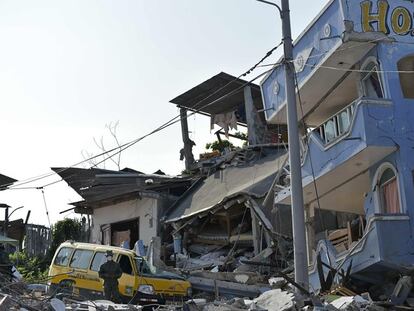 Escombros na cidade de Pedernales depois do primeiro tremor.