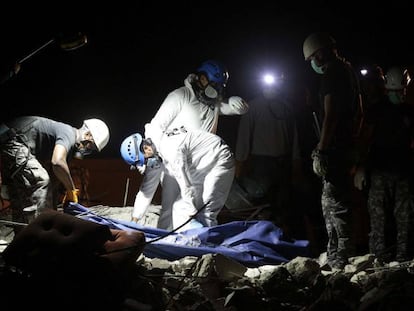 Escombros en la ciudad de Pedernales tras el primer temblor. RODRIGO BUENDIA AFP