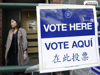 Una mujer sale de un centro de votación este martes en las elecciones primarias del estado de Nueva York.