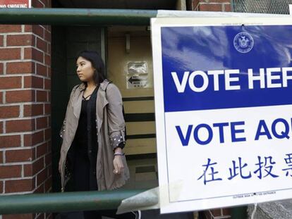 Una mujer sale de un centro de votación este martes en las elecciones primarias del estado de Nueva York.