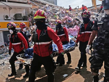 Equipos de rescate en Pedernales.