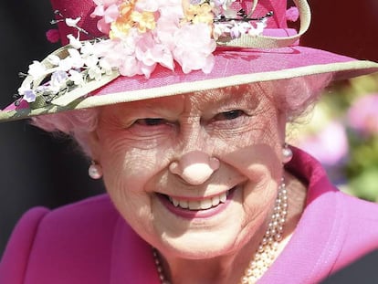 Elizabeth II em visita a uma agência de correios na quarta-feira.