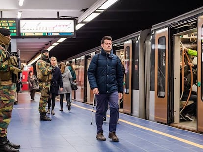 Soldados patrullan junto al andén en Maelbeek, este lunes.