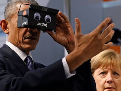 El presidente de EE UU, Barack Obama, prueba el lunes unas gafas de realidad virtual en la Feria de Hannover junto a la canciller alemana, Angela Merkel. KEVIN LAMARQUE REUTERS