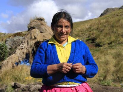 Máxima Acuña, ganadora del Premio Goldman, en la Laguna Azul.