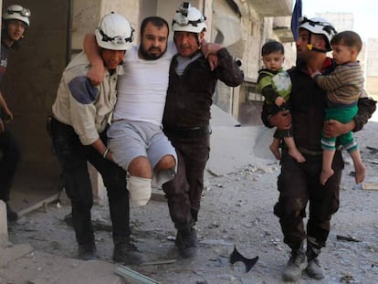 Los cascos blancos evacuan a civiles tras un ataque en Alepo el día 29.