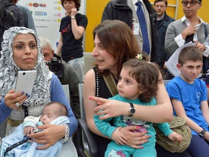 Varios refugiados sirios a su llegada al aeropuerto en Roma.