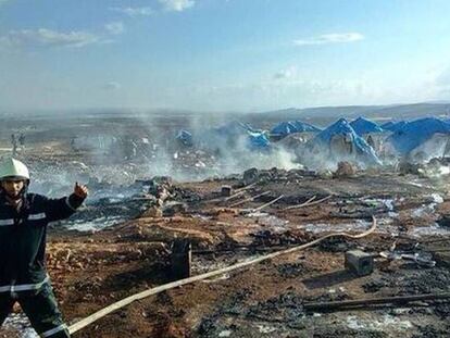 Tiendas destruidas tras el supuesto ataque. La foto procede de Twitter.