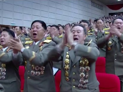 Imagen de la cadena norcoreana KRT en la que militares aplauden durante el congreso del partido en Pyongyang.