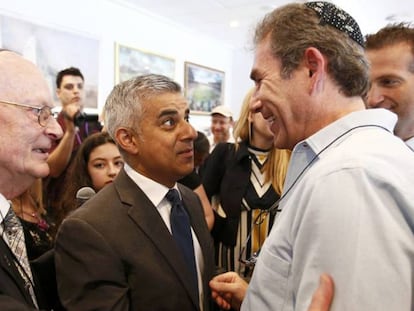 Sadiq Khan, el nuevo alcalde de Londres (con corbata oscura) saluda a los invitados a una ceremonia de conmemoración del Holocausto en el norte de Londres. PETER NICHOLLS REUTERS