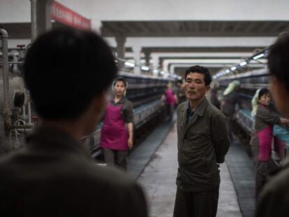 Trabalhadores de uma fábrica de seda em Pyongyang.