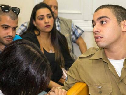 El soldado Elor Azaria, junto a familiares durante el juicio en Tel Aviv