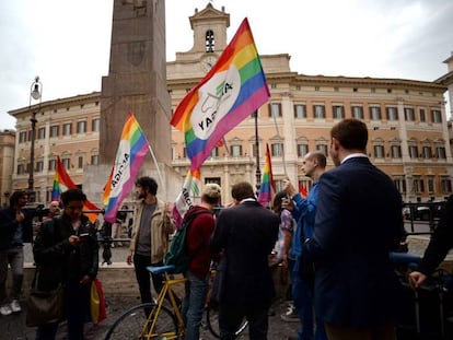 Los partidarios de las uniones civiles del mismo sexo protestan fuera del Parlamento italiano.