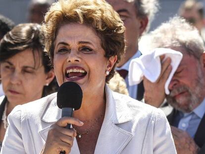 Dilma Rousseff se dirige a sus partidarios nada más ser destituida desde el palacio del Planalto, este jueves en Brasilia. Antonio Lacerda EFE