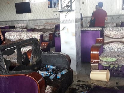 O interior do café atacado na cidade iraquiana de Balam.