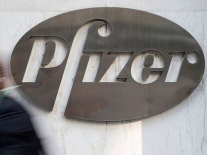 Un hombre pasa por delante de la sede de Pfizer en Nueva York, a finales de abril ANDREW KELLY (REUTERS) | Vídeo: Quality