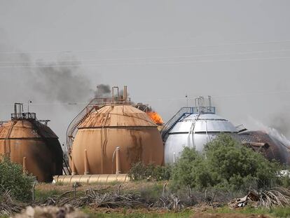 Varios de tanques de gas ardiendo en la planta atacada este domingo.