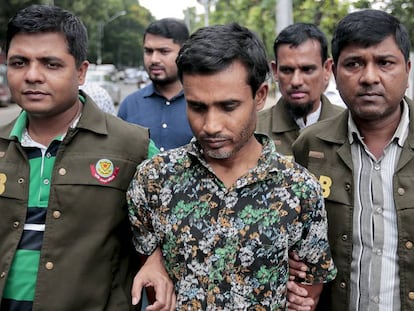 El arrestado, este domingo, bajo custodia de la Policía de Bangladesh.