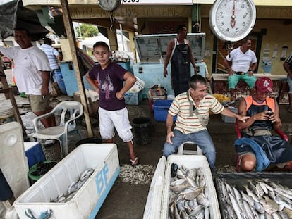 Un grupo de pescadores el sábado en la localidad ecuatoriana de Pedernales, afectada por el terremoto del pasado abril