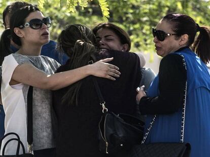 Familiares de pasajeros del vuelo desaparecido, en El Cairo.