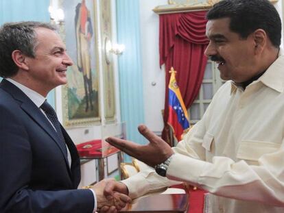 José Luis Rodríguez Zapatero y Nicolás Maduro se estrechan la mano en su reunión del miércoles en Caracas.