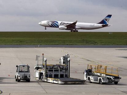 Un avión de EgyptAir despega el jueves del aeropuerto de Charles de Gaulle (París).