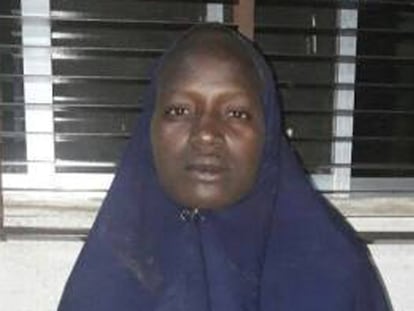 Imagen facilitada por el Ejército nigeriano de la segunda niña de Chibok rescatada de Boko Haram. REUTERS