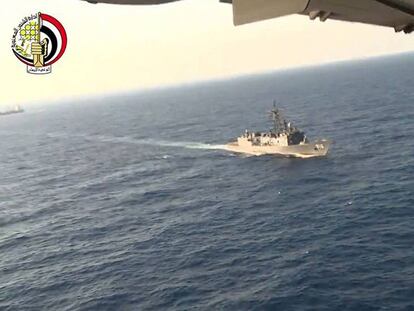 Un barco participa este viernes en las labores de búsqueda en el Mediterráneo del avión de EgyptAir.