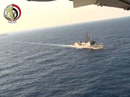 Un barco participa este viernes en las labores de búsqueda en el Mediterráneo del avión de EgyptAir.